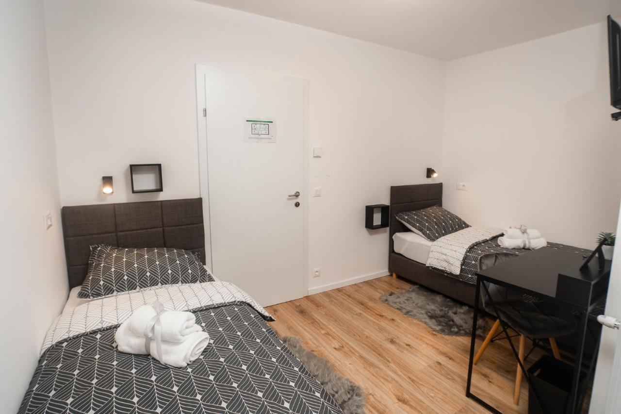 Zweibettzimmer mit Balkon