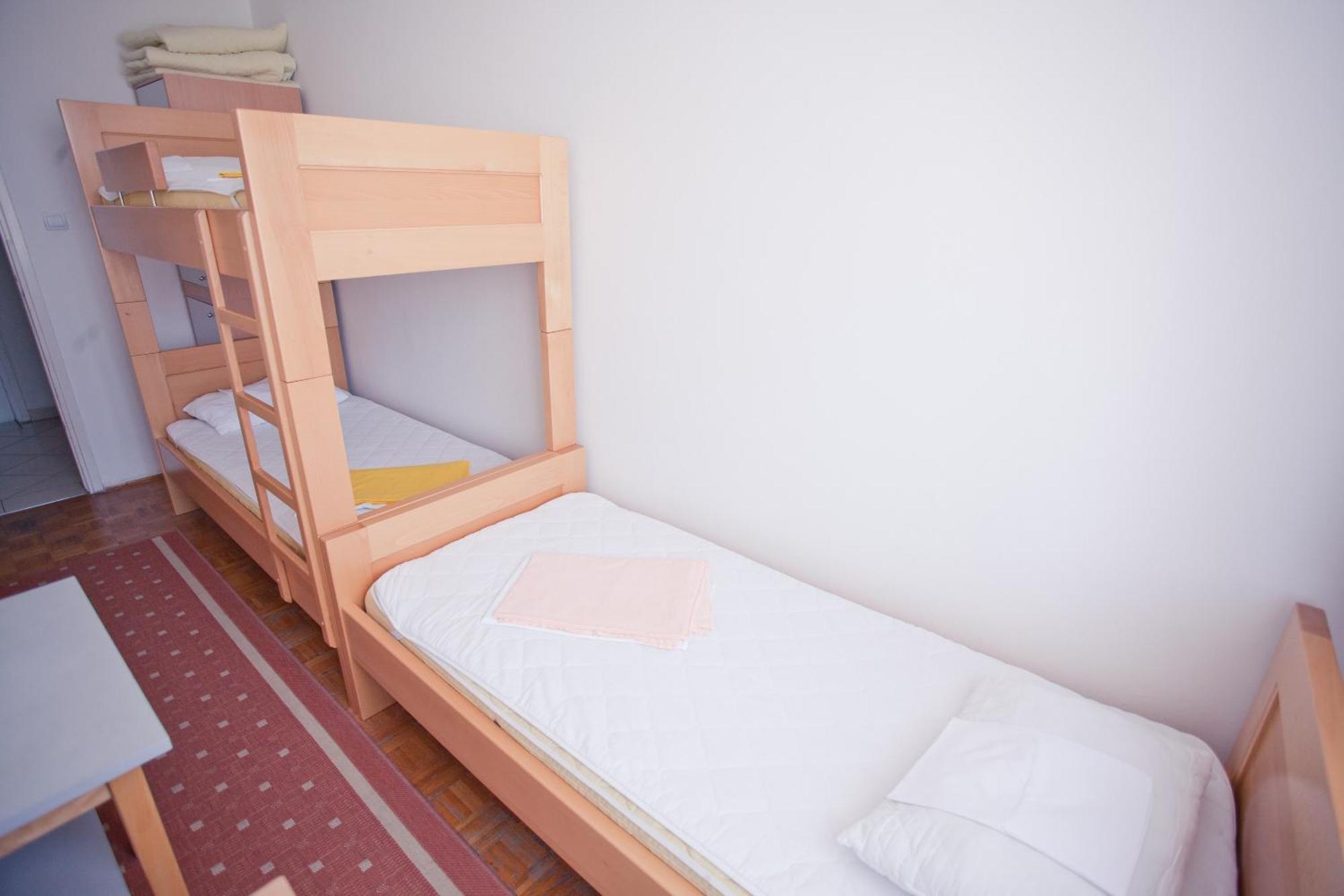 Bed in een Vrouwenslaapzaal met 3 Bedden